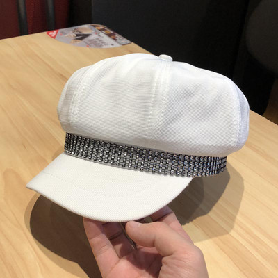 Μοντέρνο γυναικείο καπέλο με γείσο και διακοσμιτικές πέτρες  σε μαύρο, λευκό και μπεζ χρώμα