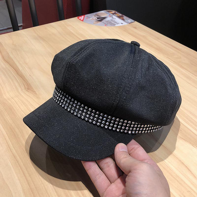 Μοντέρνο γυναικείο καπέλο με γείσο και διακοσμιτικές πέτρες  σε μαύρο, λευκό και μπεζ χρώμα