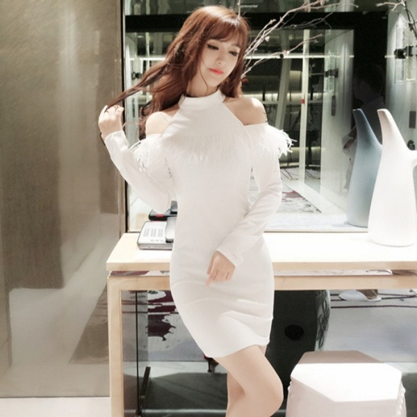 Rochie de dama eleganta cu umerii goi in alb