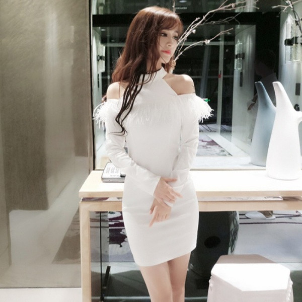 Rochie de dama eleganta cu umerii goi in alb