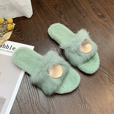 Casual γυναικίες παντόφλες με οικολογική γούνα και μεταλλικό στοιχείο σε μπεζ, μαύρο και πράσινο χρώμα