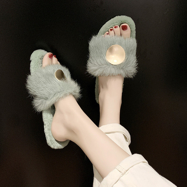 Casual γυναικίες παντόφλες με οικολογική γούνα και μεταλλικό στοιχείο σε μπεζ, μαύρο και πράσινο χρώμα