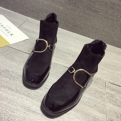 Modern női csizma fém elemmel, télre is alkalmas