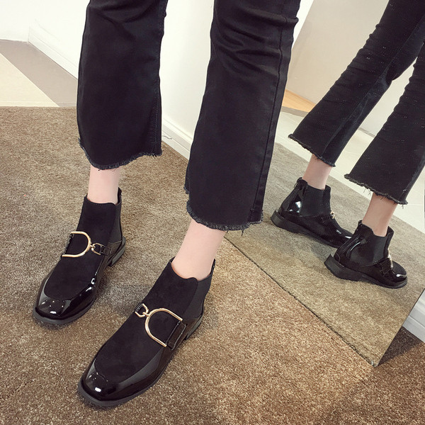 Modern női csizma fém elemmel, télre is alkalmas