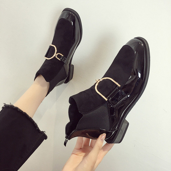 Modern női csizma fém elemmel, télre is alkalmas