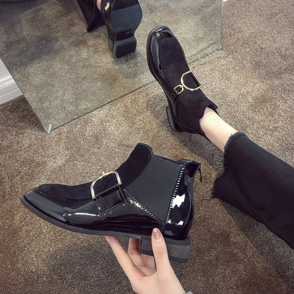 Modern női csizma fém elemmel, télre is alkalmas