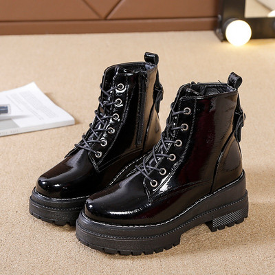 Μοντέρνες γυναικείες μπότες σε οικολογικό δέρμα με φερμουάρ και κορδόνια σε μαύρο και κόκκινο χρώμα