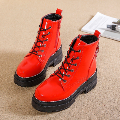 Μοντέρνες γυναικείες μπότες σε οικολογικό δέρμα με φερμουάρ και κορδόνια σε μαύρο και κόκκινο χρώμα