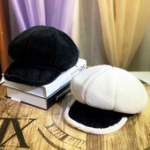 Pălărie de puf pentru femei cu vizor în alb, negru, maro și roz