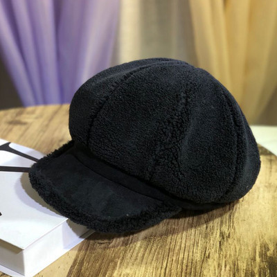 Pălărie de puf pentru femei cu vizor în alb, negru, maro și roz