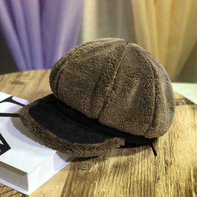 Pălărie de puf pentru femei cu vizor în alb, negru, maro și roz