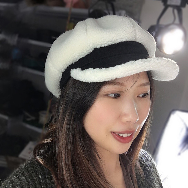 Pălărie de puf pentru femei cu vizor în alb, negru, maro și roz