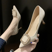 Γυναικεία μοντέρνα παπούτσια  με λεπτό τακούνι και μεταλλική πόρπη σε κίτρινο, μαύρο και μπεζ χρώμα