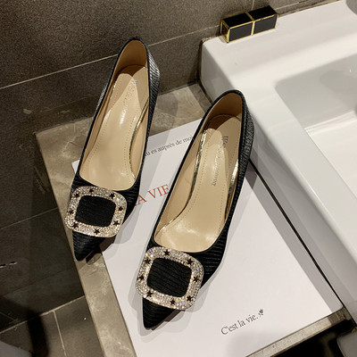 Γυναικεία μοντέρνα παπούτσια  με λεπτό τακούνι και μεταλλική πόρπη σε κίτρινο, μαύρο και μπεζ χρώμα