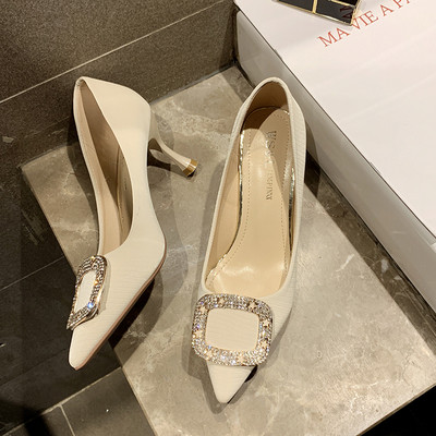 Γυναικεία μοντέρνα παπούτσια  με λεπτό τακούνι και μεταλλική πόρπη σε κίτρινο, μαύρο και μπεζ χρώμα