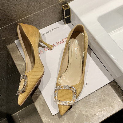 Γυναικεία μοντέρνα παπούτσια  με λεπτό τακούνι και μεταλλική πόρπη σε κίτρινο, μαύρο και μπεζ χρώμα