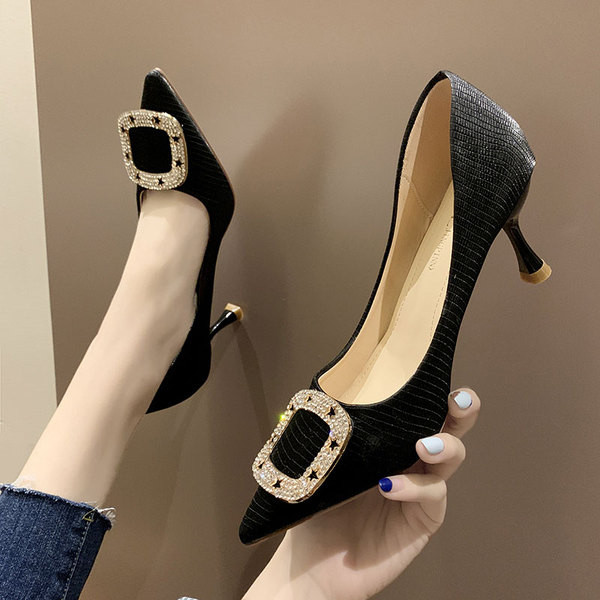 Γυναικεία μοντέρνα παπούτσια  με λεπτό τακούνι και μεταλλική πόρπη σε κίτρινο, μαύρο και μπεζ χρώμα