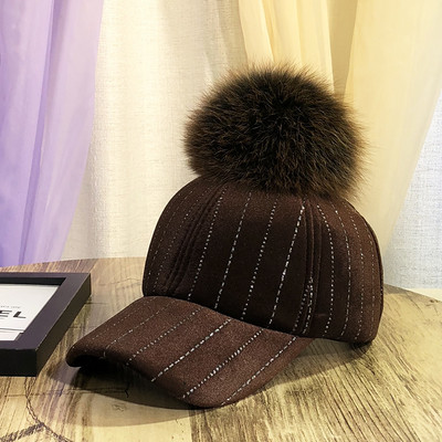 Pălărie modernă de damă cu vizor și element de puf 3D în maro, negru, roz și gri