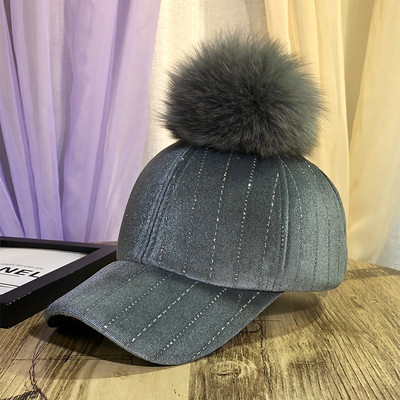 Pălărie modernă de damă cu vizor și element de puf 3D în maro, negru, roz și gri