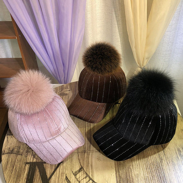 Pălărie modernă de damă cu vizor și element de puf 3D în maro, negru, roz și gri