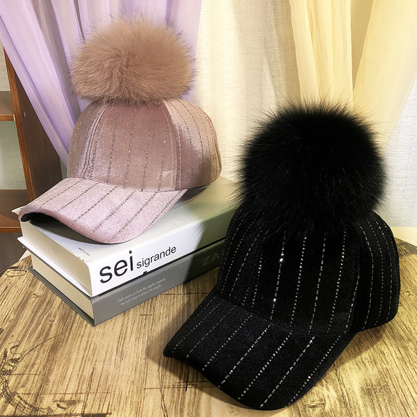 Pălărie modernă de damă cu vizor și element de puf 3D în maro, negru, roz și gri