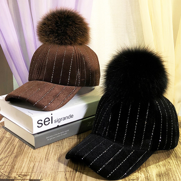 Pălărie modernă de damă cu vizor și element de puf 3D în maro, negru, roz și gri