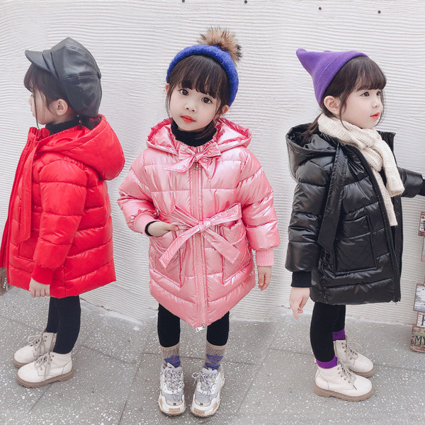 Παιδικό χειμωνιάτικο μπουφάν για κορίτσια σε μαύρο, ροζ και κόκκινο χρώμα με κουκούλα και ζώνη