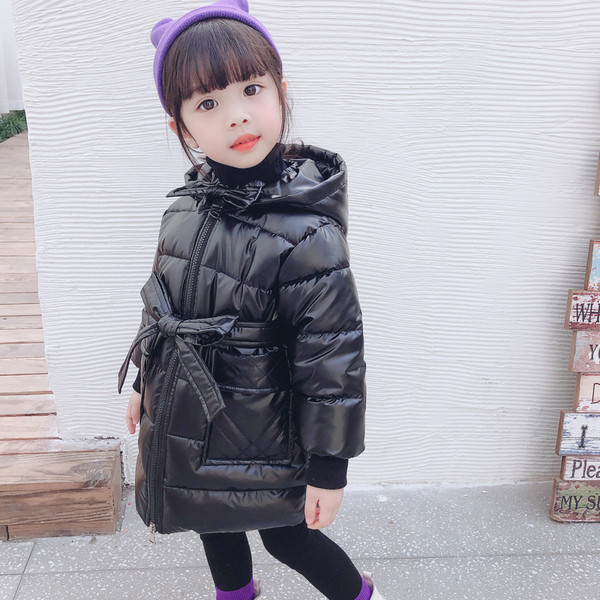 Παιδικό χειμωνιάτικο μπουφάν για κορίτσια σε μαύρο, ροζ και κόκκινο χρώμα με κουκούλα και ζώνη