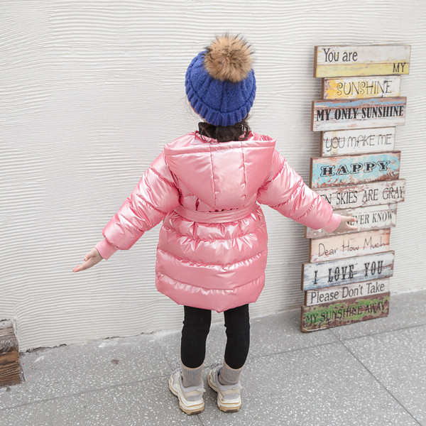 Παιδικό χειμωνιάτικο μπουφάν για κορίτσια σε μαύρο, ροζ και κόκκινο χρώμα με κουκούλα και ζώνη