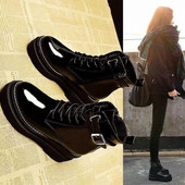 Alkalmi női csizma fekete színben, fűzővel és csattal