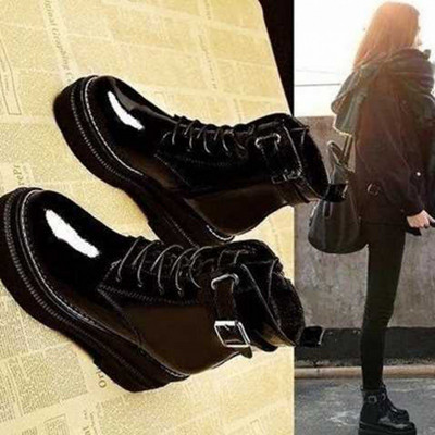 Alkalmi női csizma fekete színben, fűzővel és csattal