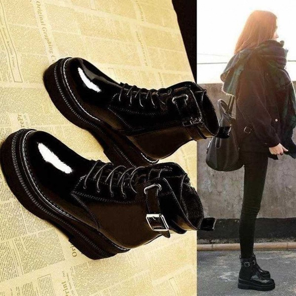 Alkalmi női csizma fekete színben, fűzővel és csattal