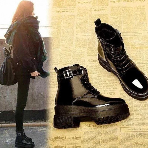 Alkalmi női csizma fekete színben, fűzővel és csattal