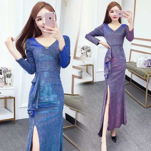 Rochie elegantă de damă, cu un decolteu spitz și o fantă în albastru și violet