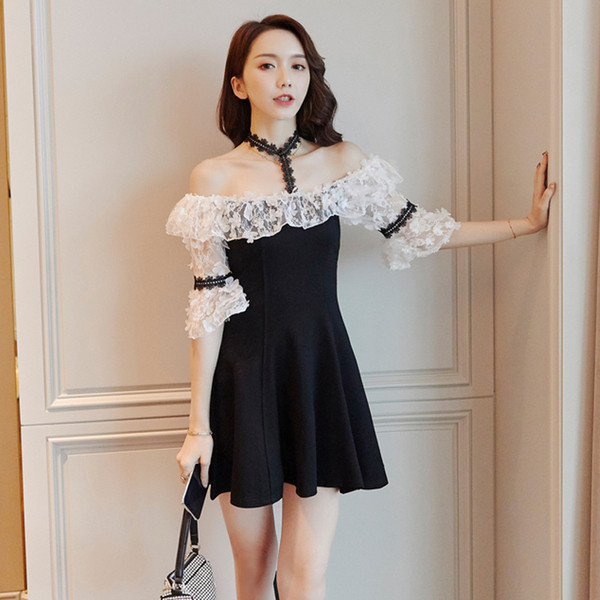 Modern női ruha csupasz váll és csipke ujjú fekete színben