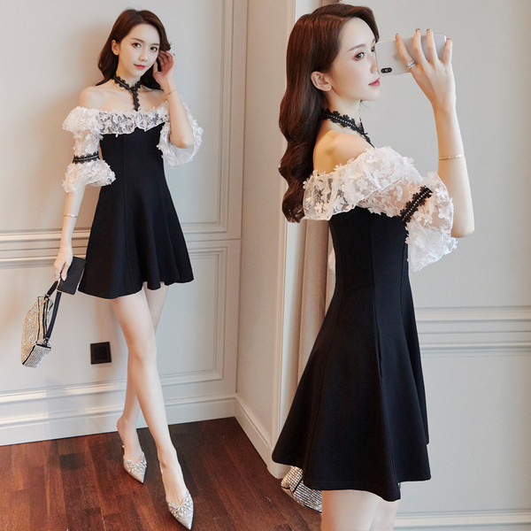 Modern női ruha csupasz váll és csipke ujjú fekete színben