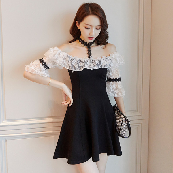Modern női ruha csupasz váll és csipke ujjú fekete színben
