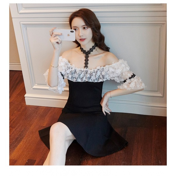 Modern női ruha csupasz váll és csipke ujjú fekete színben