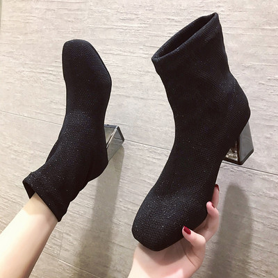 Elegáns női zokni textil típusú zokniból négyzet alakú 7 cm-es sarokkal, fekete színben, fényes hatással