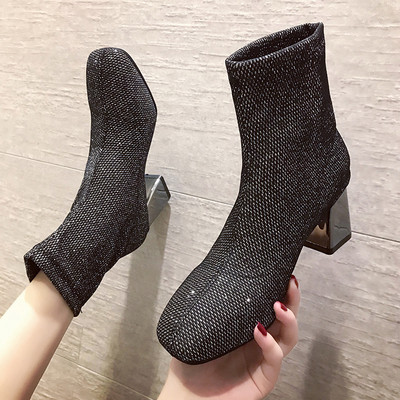 Elegáns női zokni textil típusú zokniból négyzet alakú 7 cm-es sarokkal, fekete színben, fényes hatással