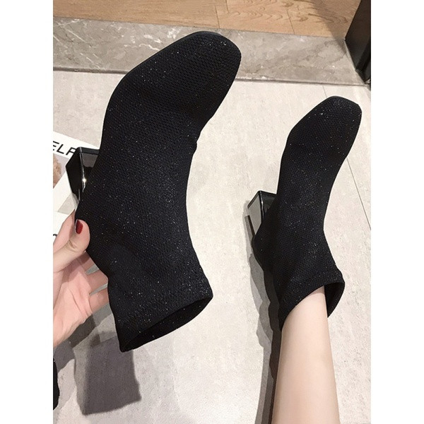 Elegáns női zokni textil típusú zokniból négyzet alakú 7 cm-es sarokkal, fekete színben, fényes hatással