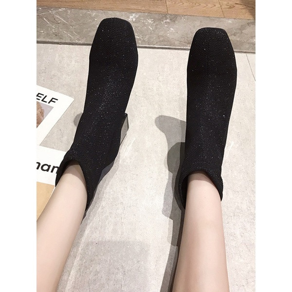 Elegáns női zokni textil típusú zokniból négyzet alakú 7 cm-es sarokkal, fekete színben, fényes hatással