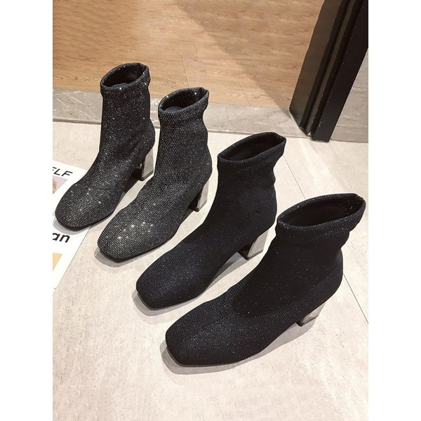 Elegáns női zokni textil típusú zokniból négyzet alakú 7 cm-es sarokkal, fekete színben, fényes hatással