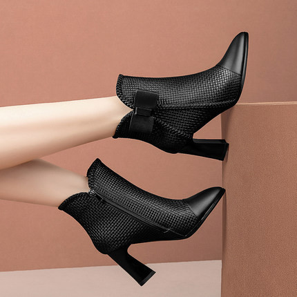 Ghete de dama moderne cu toc gros si panglica in maro si negru