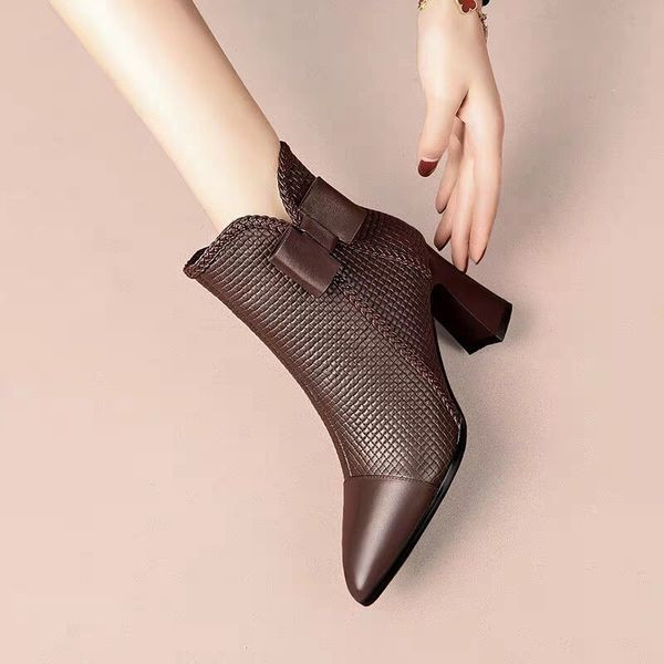Ghete de dama moderne cu toc gros si panglica in maro si negru