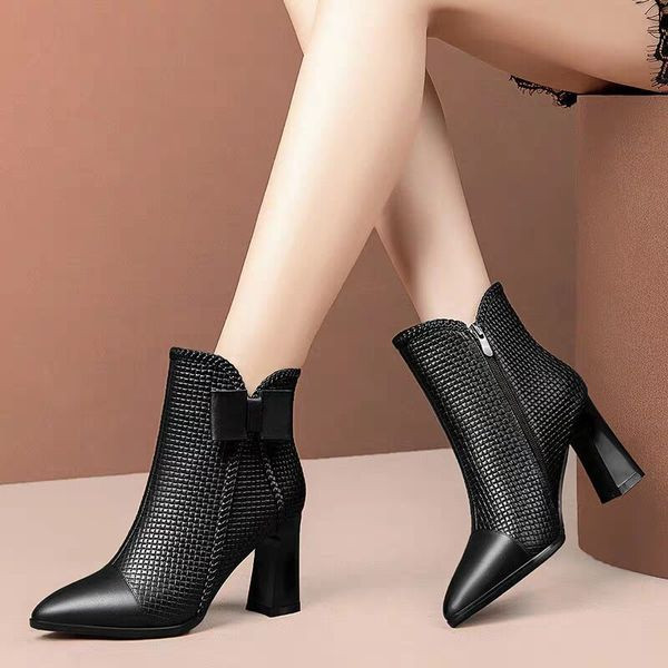 Ghete de dama moderne cu toc gros si panglica in maro si negru