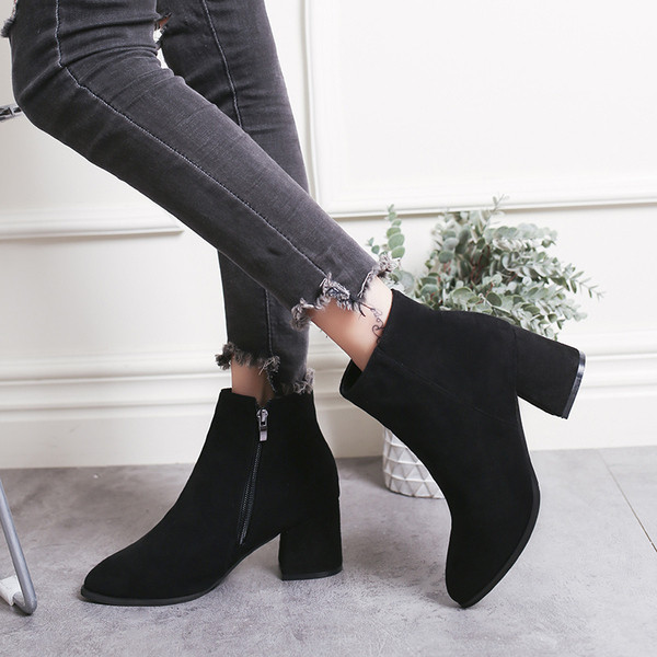 Női velúr csizma vastag sarkú - hegyes modell fekete színben