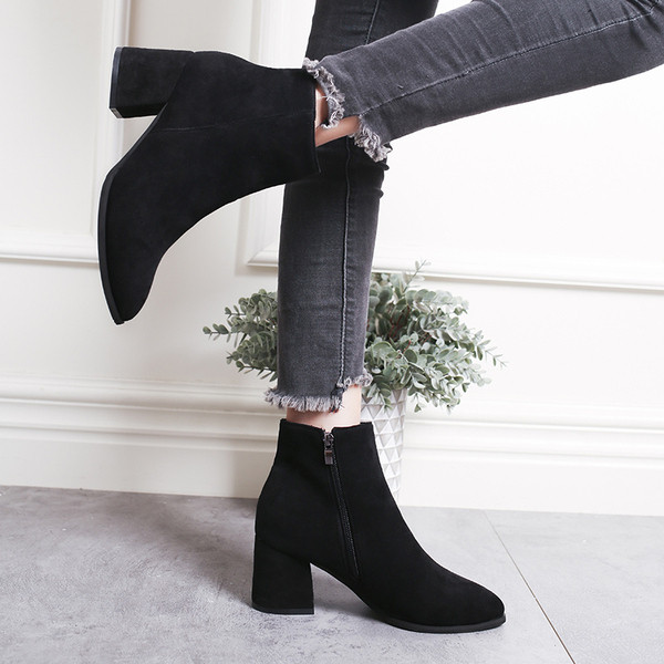Női velúr csizma vastag sarkú - hegyes modell fekete színben