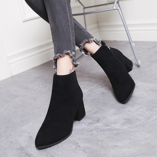 Női velúr csizma vastag sarkú - hegyes modell fekete színben