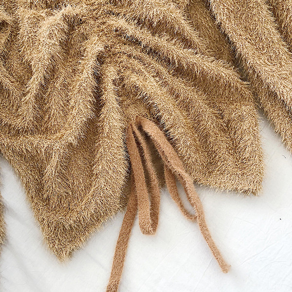 Γυναικείο πουλόβερ σε μαύρο, λευκό και μπεζ  χρώμα με κορδόνια και V-neck